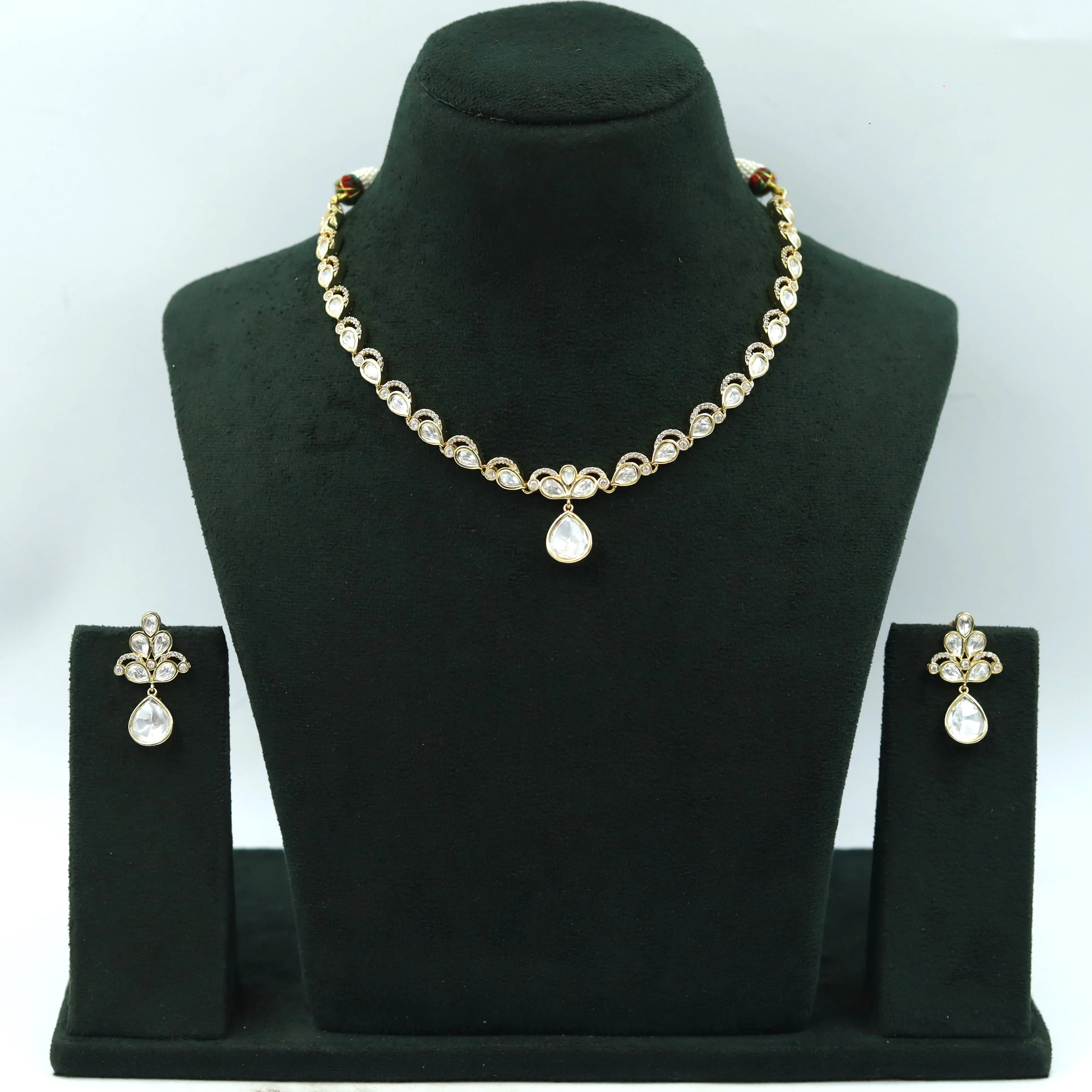 Round Neck Kundan Necklace Set 16729-28