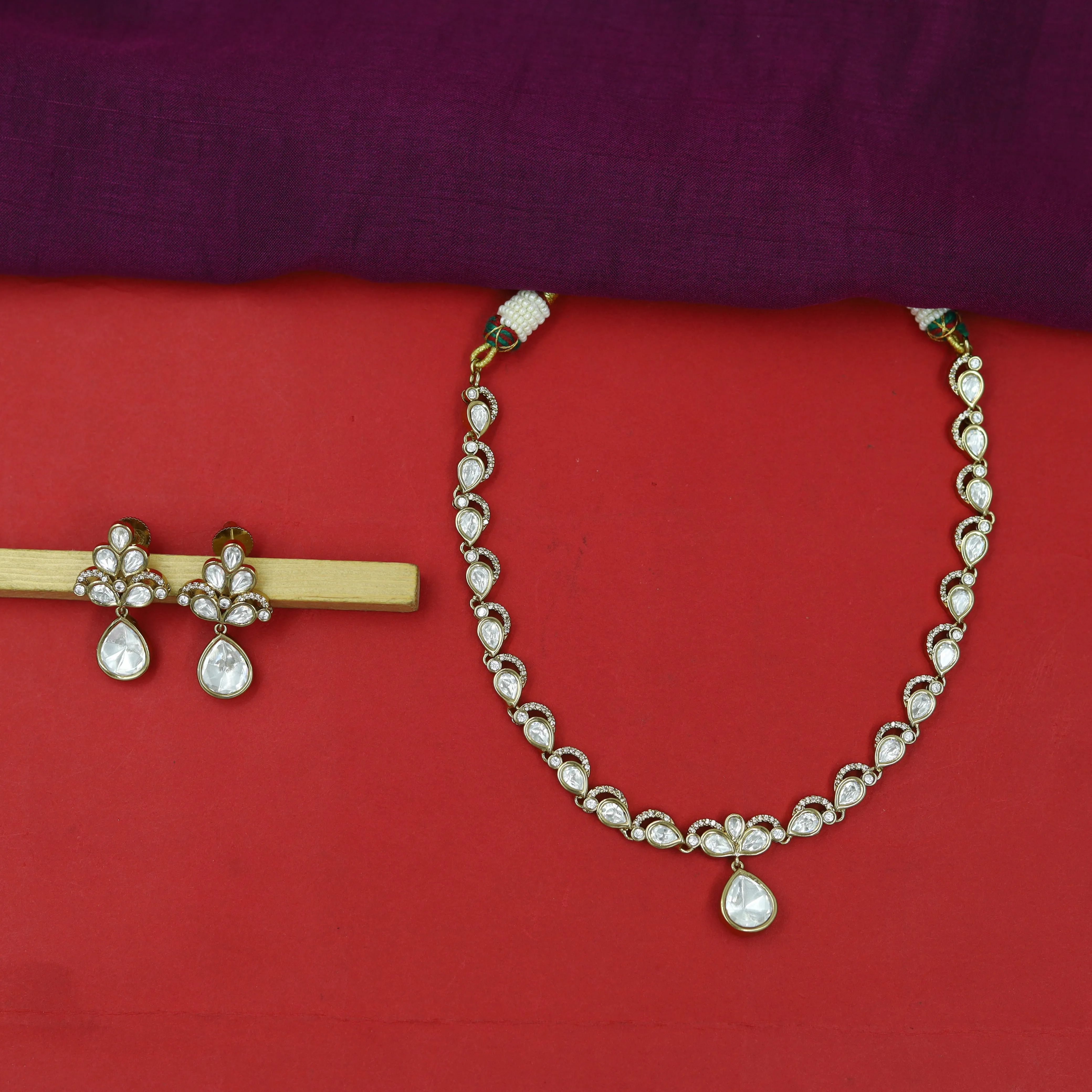 Round Neck Kundan Necklace Set 16729-28
