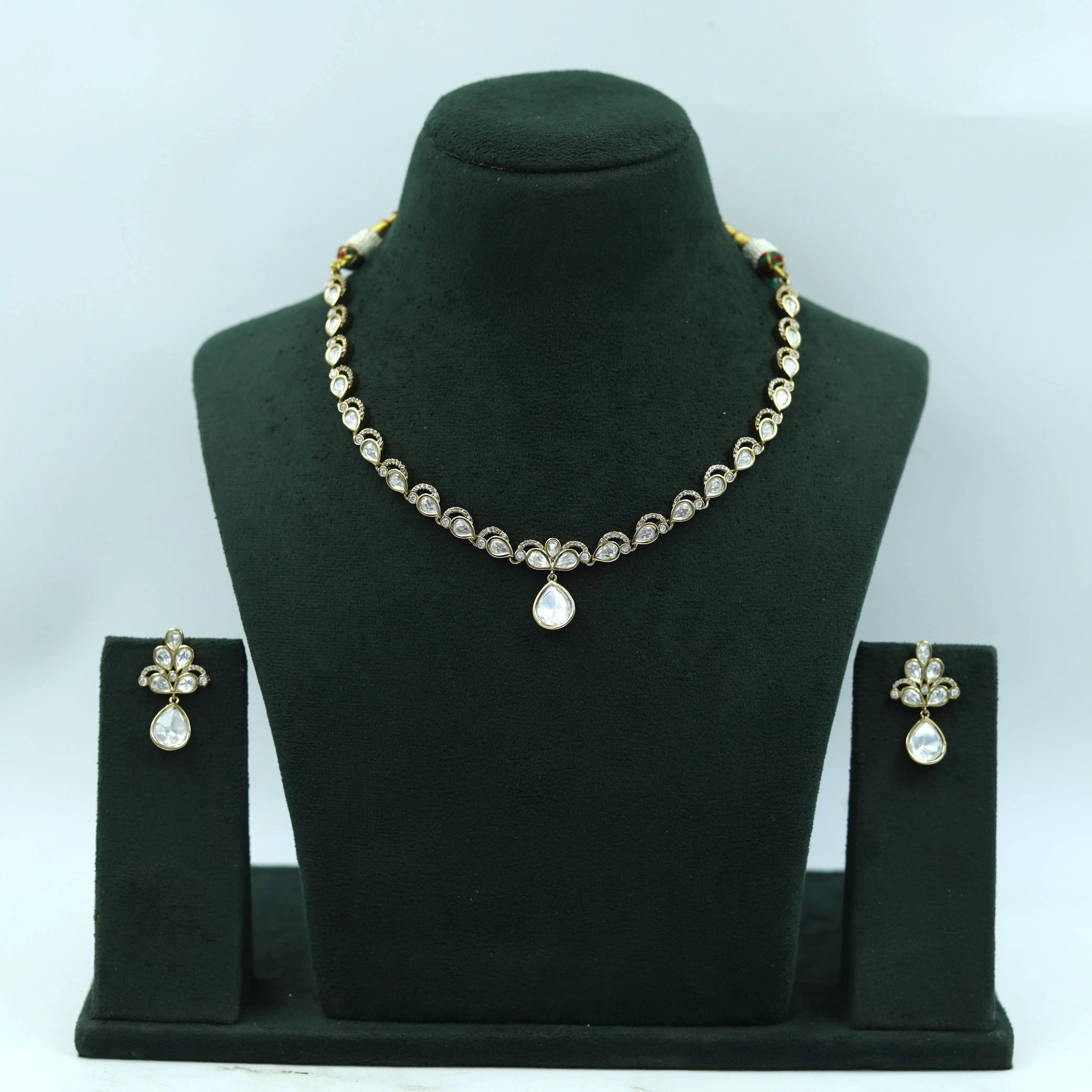 Round Neck Kundan Necklace Set 16729-28